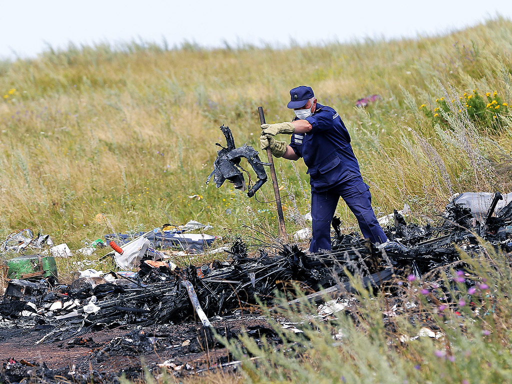 Украински работници проверяват отломките на катастрофиралия малайзийски самолет „Боинг 777“, който се разби по време на полет над източната част на Украйна. На борда на самолета имаше повече от 280 пътници