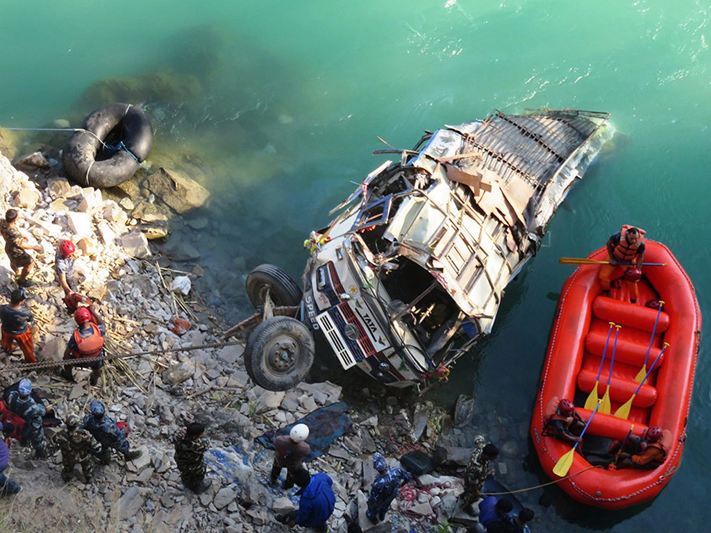 Спасители търсят жертви на автобусна катастрофа в река Бери на около 400 км западно от столицата Катманду, Непал. 42 тела бяха открити след като автобус падна в реката.