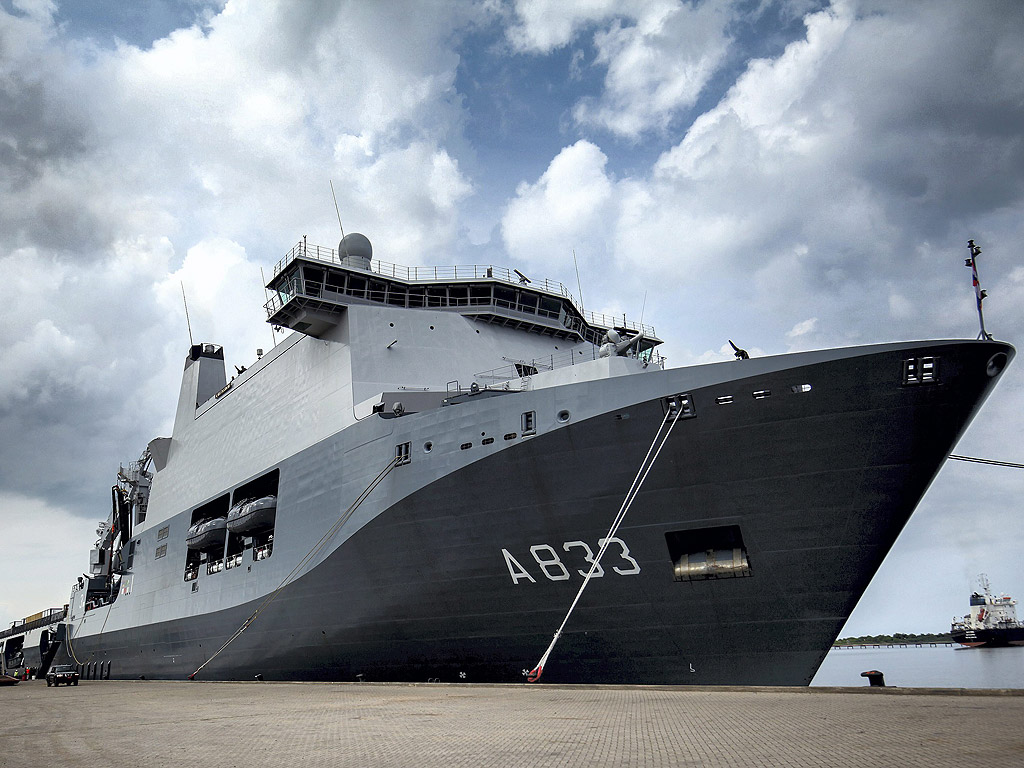 Холандски кораб пренася хуманитарна помощ и медицински консумативи в Монровия, Либерия. Почти 5000 души от около 14 000 заразени са починали от вируса Ебола в Западна Африка