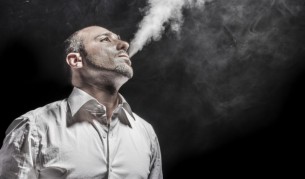 Мъжете пушат повече, когато видят атрактивна жена