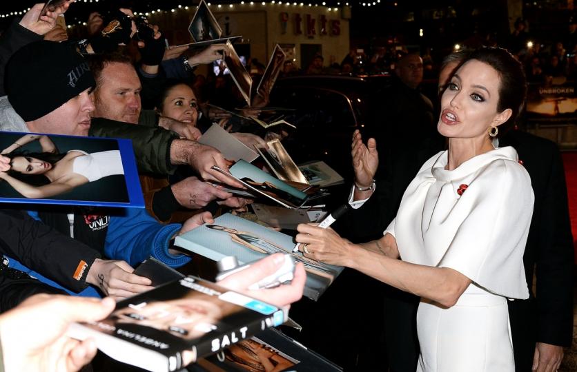 Анджелина Джоли продължава представянето на филма си "Unbroken" в различни точки по света. Поредната премиера се случи във Великобритания, а актрисата, която в случая е режисьор на лентата, отново показа стил и класа в подбора на тоалет, прическа и аксесоари.