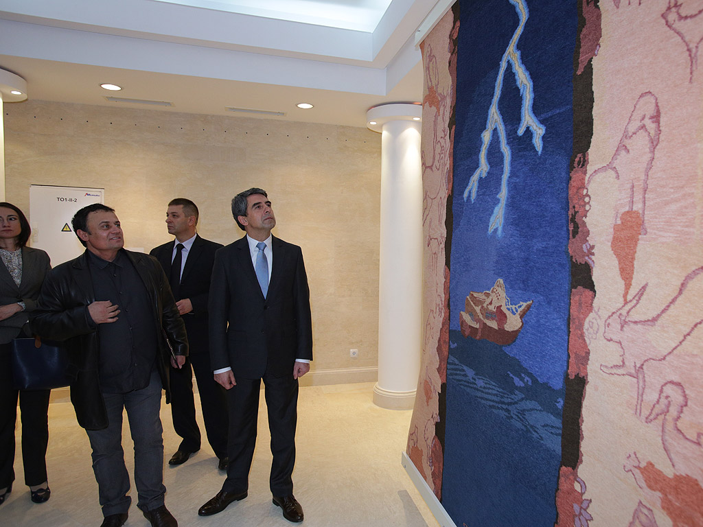 Президентът Росен Плевнелиев откри днес изложбата от ръчно тъкани килими "Да твориш в Родопите"