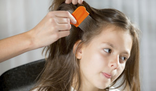 МОН с инструктаж заради въшки в училищата