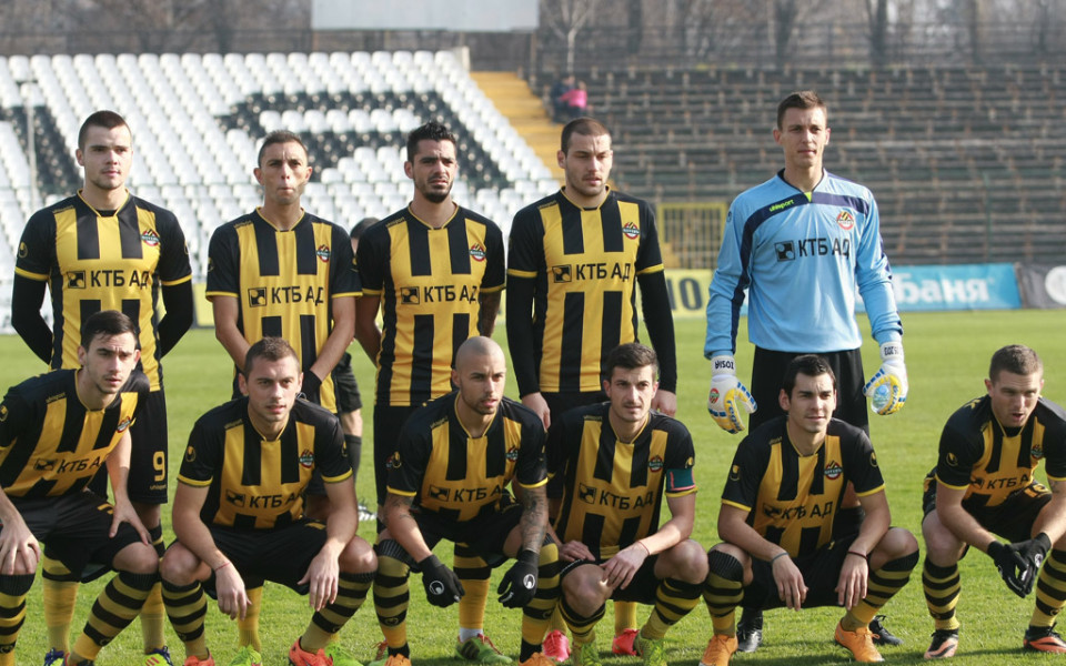 Вили Вуцов взе 18 футболисти в групата за градското дерби