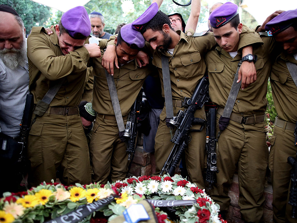 Израелски войници оплакват свой другар на гробище в Израел на 3 август