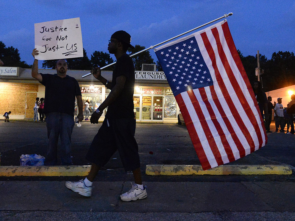 Протест срещу смъртта на Майкъл Браун във Фъргюсън, Мисури, на 18 август. Невъоръженият тъмнокож младеж бе застрелян от полицай, а по време на протестите след смъртта му се стигна до сблъсъци с Националната гвардия