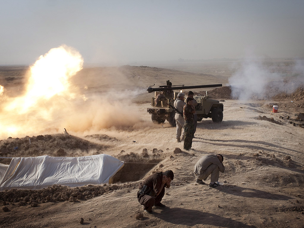 Кюрдски бойци обстрелват позиции на „Ислямска държава“ по време на битка в Ирак на 31 август