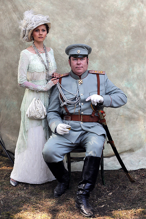 Мъж и жена, облечени като руски граждани от началото на 20-ти век, позират за снимка по време на исторически фестивал в Санкт Петербург, Русия, на 3 август