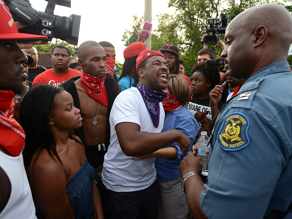 Капитан от пътната полиция в Мисури разговаря с протестиращи срещу смъртта на младежа Майкъл Браун, застрелян от полицай в град Фъргюсън. Действията на полицията доведоха до масови протести и безредици с града през август.