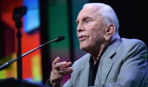 Сп. "Пийпъл" пусна погрешка некролог на живия К. Дъглас