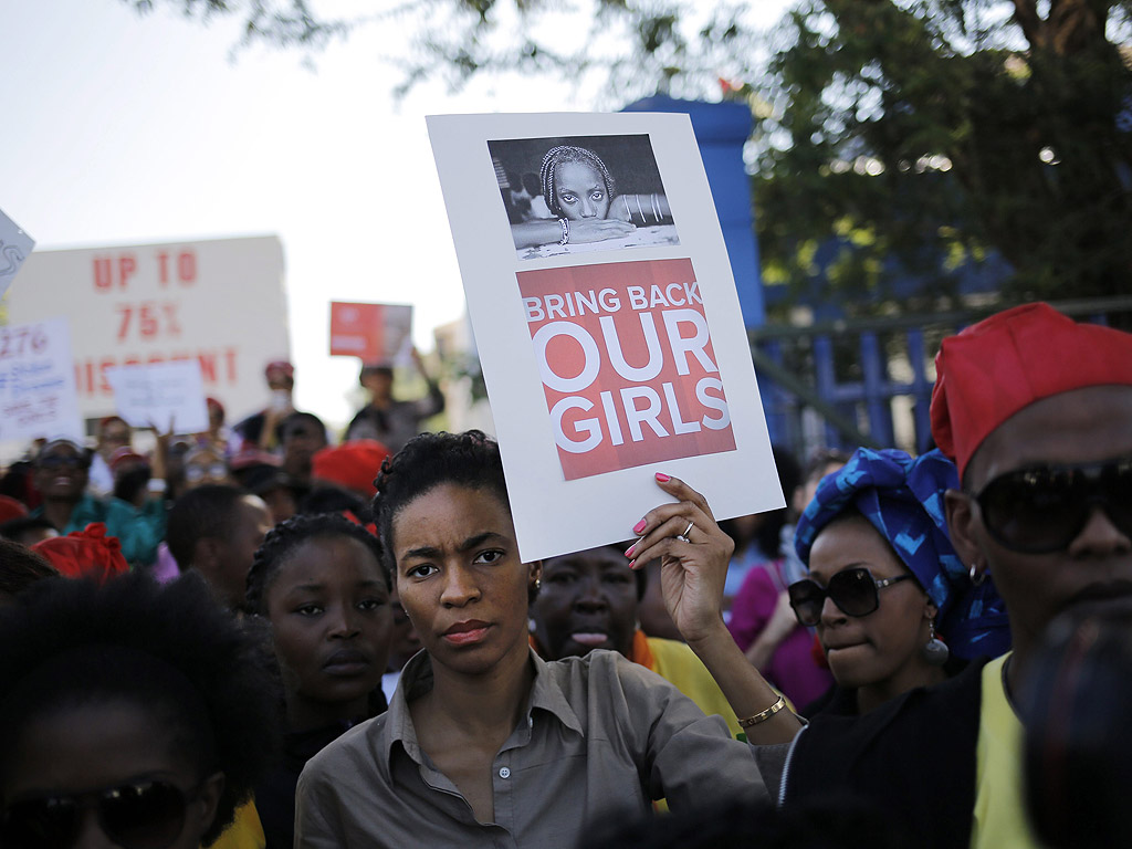 8 май. Стотици протестиращи се събраха пред консулството на Нигерия в Йоханесбург, Република Южна Африка, за да привлекат вниманието на международната общественост към случая с отвличането на над 200 ученички в Нигерия от групировката „Боко харам“.