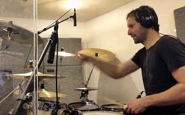 ВИДЕО: Петър Чех пак загрява на барабаните