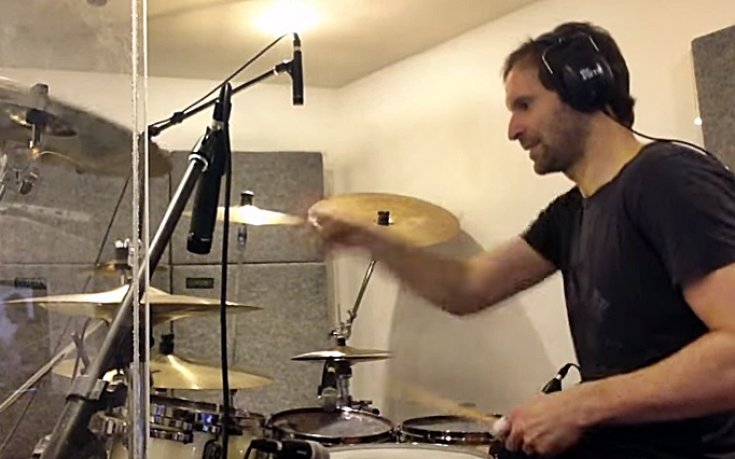 ВИДЕО: Петър Чех пак загрява на барабаните