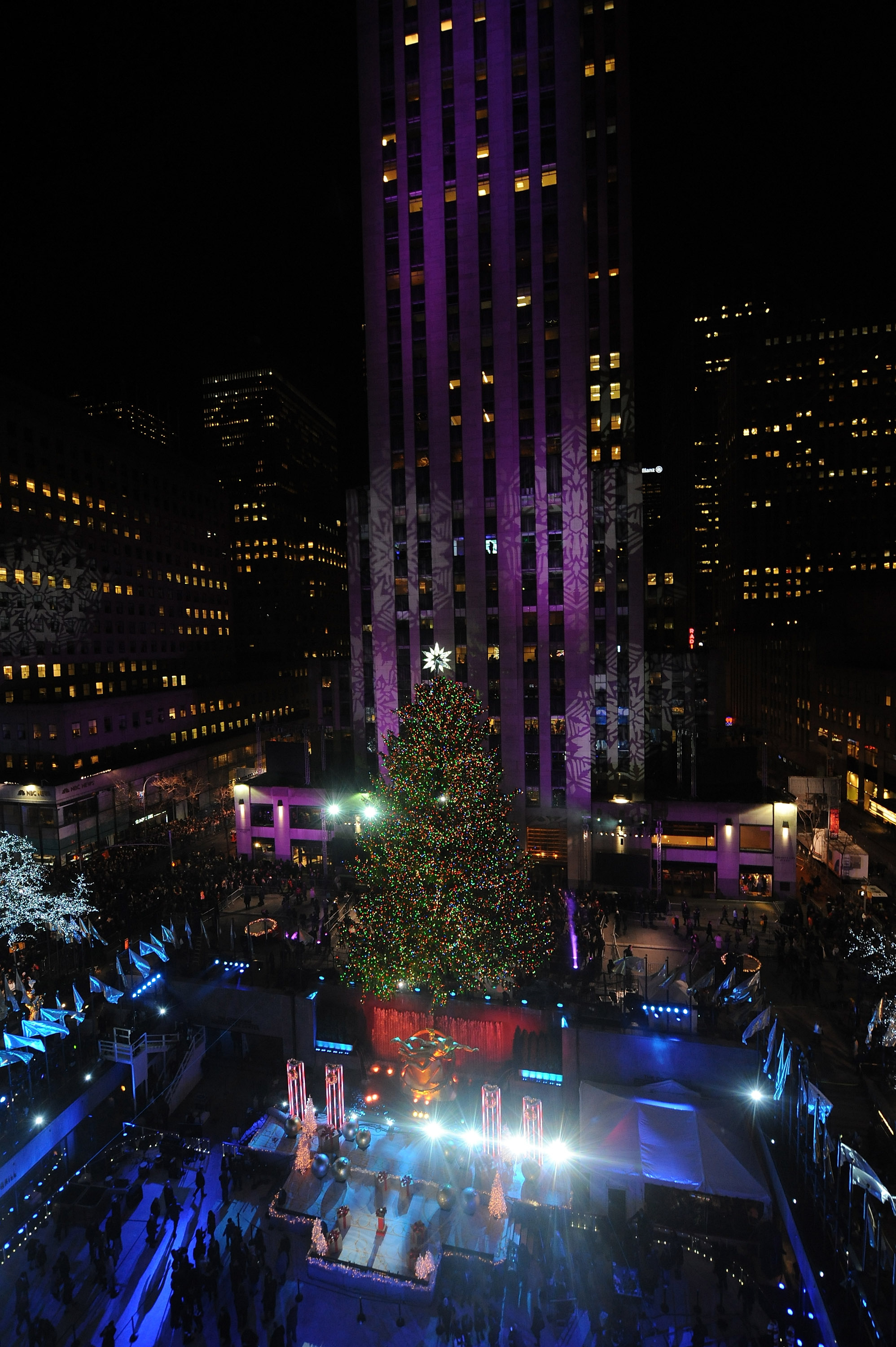Хиляди нюйоркчани се събраха на церемонията на площад Рокфелер по запалване на светлините на главното коледно дърво на Ню Йорк. На церемонията пяха Лейди Гага, Тони Бенет, Марая Кери и Синди Лоупър. Главната елха на Ню Йорк е 13-тонна и беше изправена през ноември на площада със строителен кран.