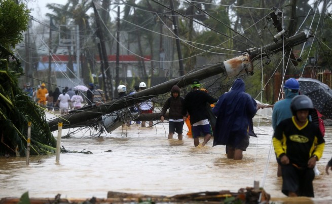 Най-малко 3 жертви на тайфуна във Филипините