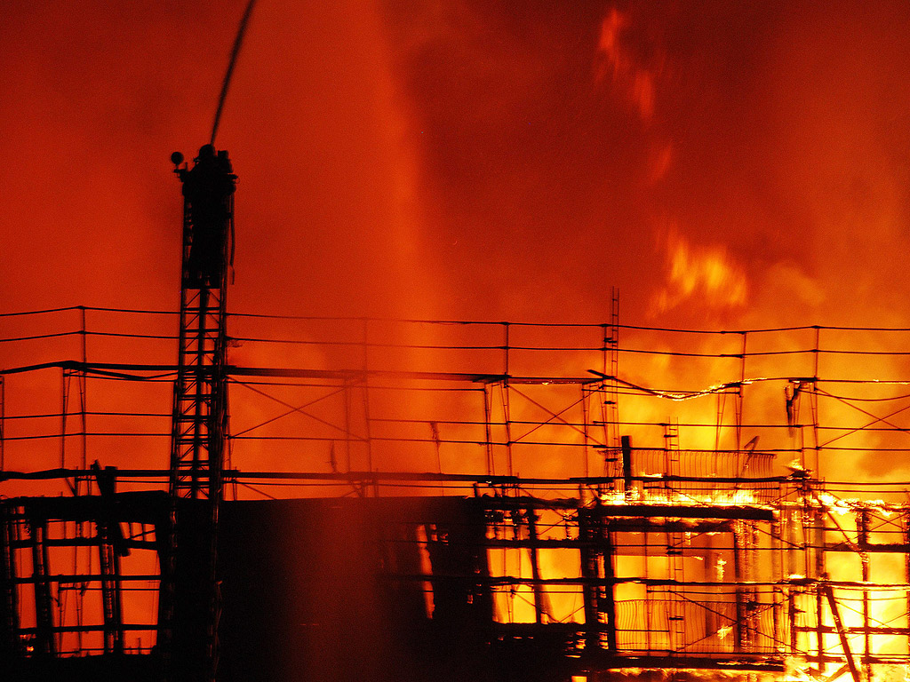 Повече от 200 пожарникари работят за контрол над масивен пожар, който разрушава седем-етажна сграда в строеж в центъра на Лос Анджелис, Калифорния. Сградата е напълно разрушена, а от жегата на пожара силно повредени са две съседни сгради
