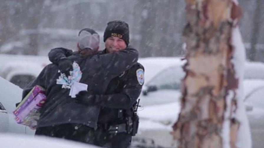 Пътен полицай стана Дядо Коледа в САЩ