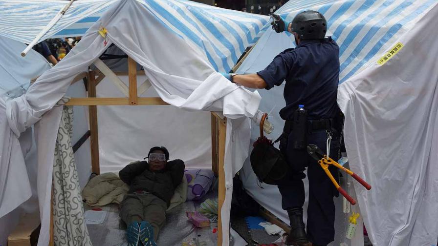 Хонконг: Полицията разчисти основния лагер на протестиращите