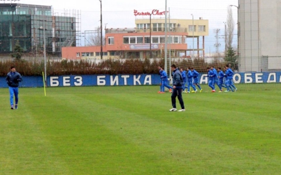 Георги Иванов с група от 18 футболисти за двубоя със Славия