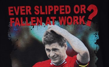 Майтапчийска фланелка осмива Стиви Джи на 