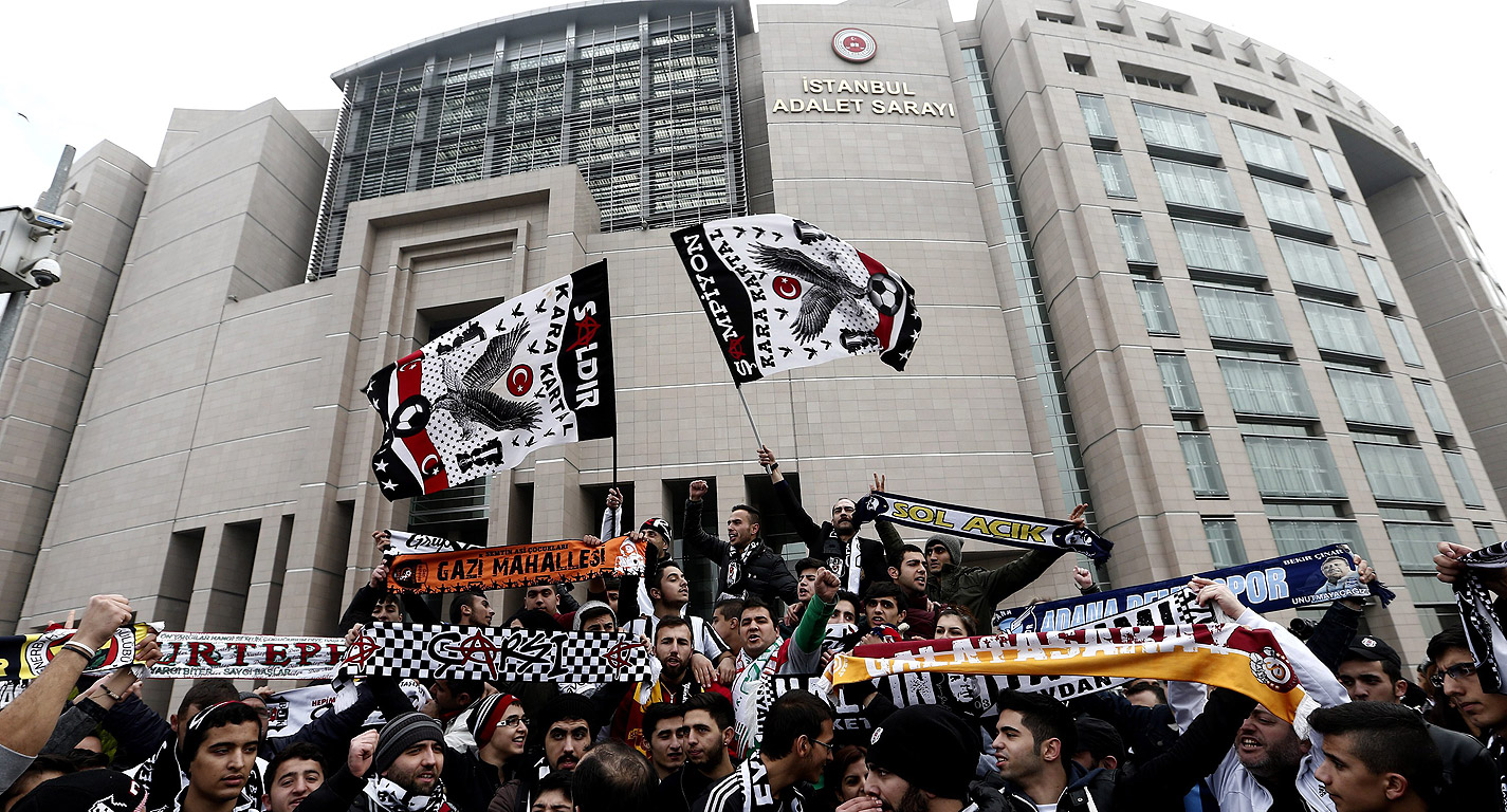 Фенове на футболен клуб Бешикташ от фракцията "Чарши" са се събрали пред сградата на съда, за да протестират преди съдебния процес срещу 35 "Чарши" фенове, които взеха участие в масовите антиправителствени протести през 2013 г. в Истанбул, Турция. 35 души от групата са обвинени в опит да организират преврат срещу правителството по време на антиправителствените протести в парк"Гези"през 2013 г.