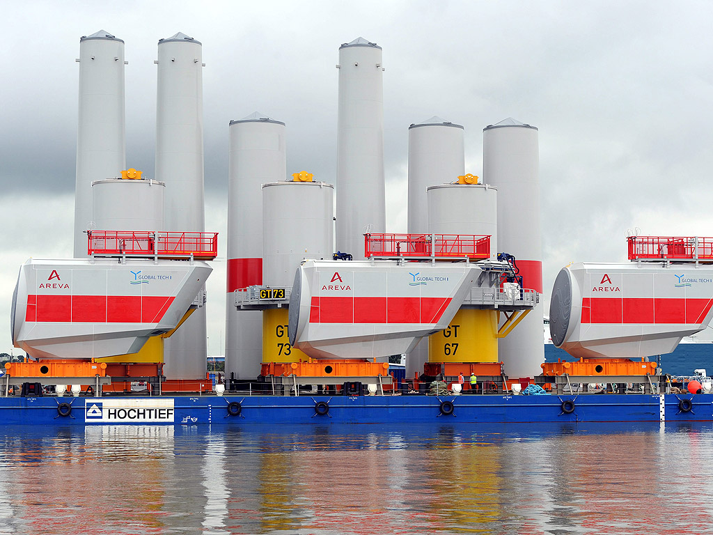 Три генератора на вятърни турбини Areva натоварени на понтон имат готовност за транспорт до вятърен парк в Бремерхафен, Германия. испанската енергийна компания Iberdrola е възложила обществена поръчка на стойност 620 милиона евро до Areva за офшорен вятърен парк в Балтийско море до остров Рюген. Компанията ще произвежда 70 вятърни турбини в своите обекти в Бремерхафен