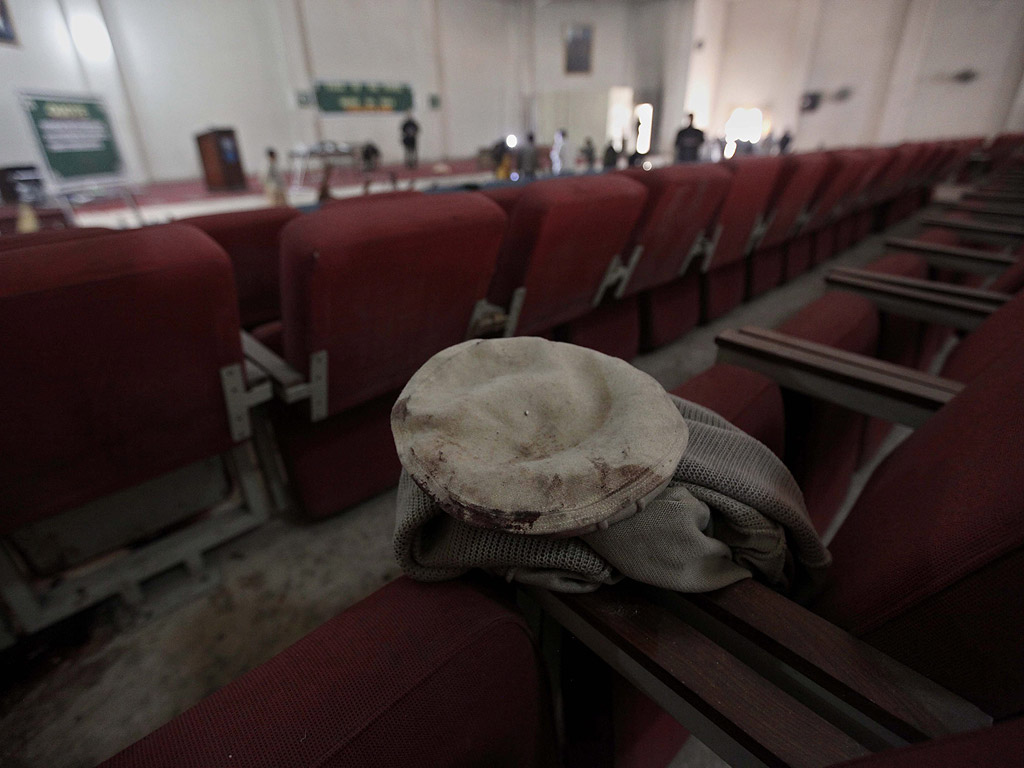 16 декември. Лични вещи на жертви на атаката в училище в пакистанския град Пешавар. Училището беше атакувано от талибани, които избиха 132 деца и девет души училищен персонал