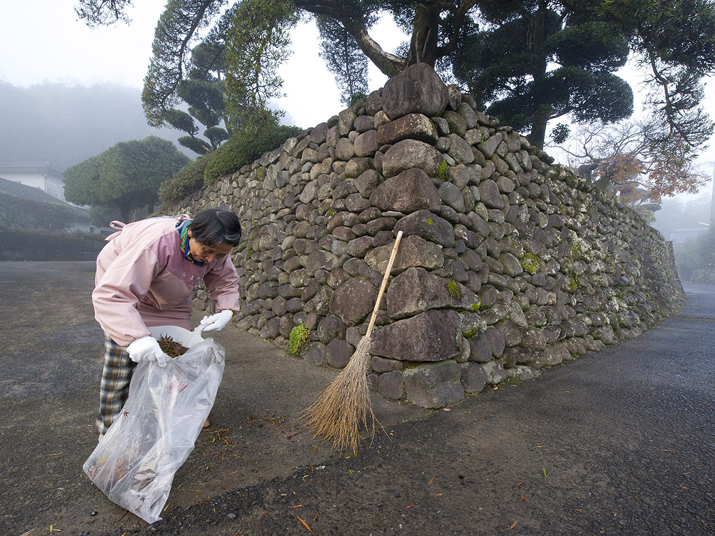 вв9 декември. Мийоко Мурао премита улицата пред дома си всяка сутрин. Това правят и всичките ѝ съседи в село Ирики, в японската префектура Кагошима, защото е част от 600-годишна самурайска традиция