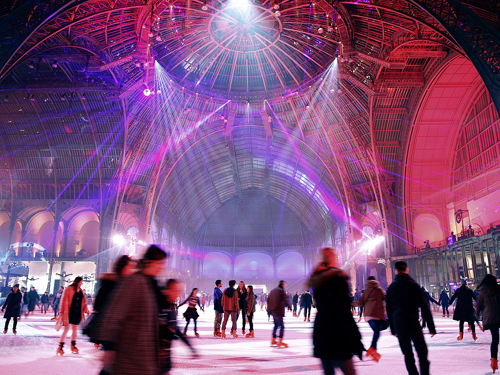 16 декември. Парижани карат кънки на новооткритата пързалка в Гран Пале