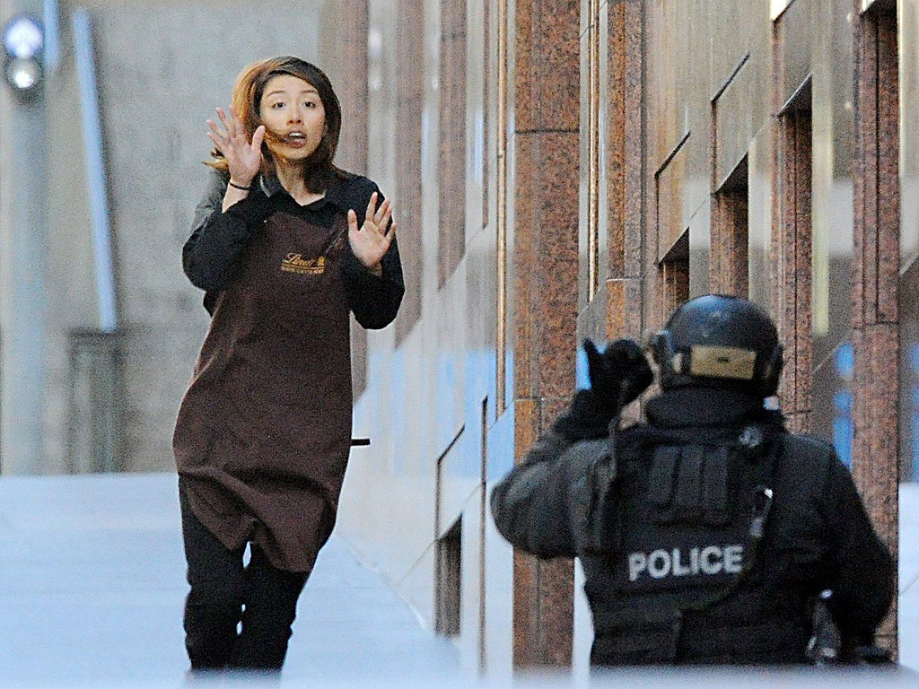 15 декември. Служителка на каденето „Линд“ в Сидни, Австралия, успява да избяга от похитителя си. Въоръжен терорист взе заложници с кафенето и ги държа там повече от 16 часа. Той беше убит при щурм на сградата от полицията. Загинаха и двама от заложниците.