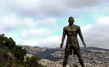 СНИМКИ: Светът се смее на паметника на Роналдо и големия му пакет