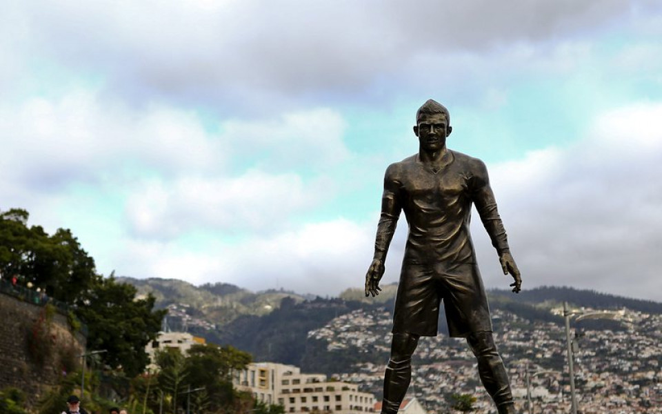 СНИМКИ: Светът се смее на паметника на Роналдо и големия му пакет