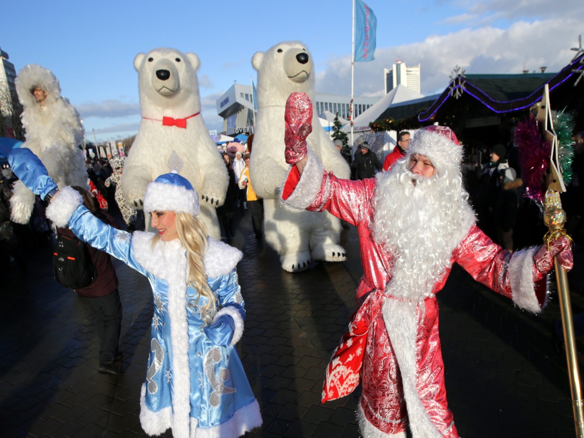 Коледен парад е центъра на Минск, Беларус