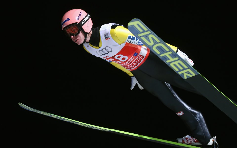 Австриец докосва титлата в ски скоковете