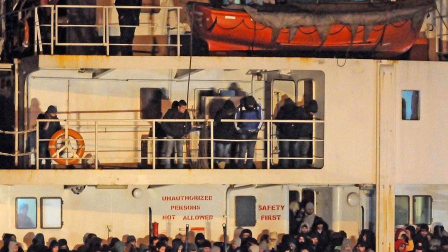 Изоставен кораб със 970 мигранти бе докаран в Италия