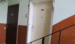 На мястото в блок "Силистра" пристигнал екип на полиция и пожарна, които разбили вратата и срязали веригата