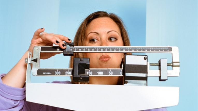 Как да измерим теглото си правилно (и кога да зарежем кантара)