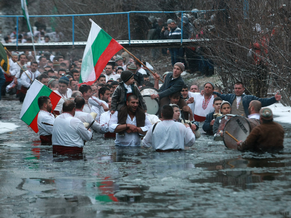 Мъжкото ледено хоро във водите на река Тунджа по повод Богоявление или Йордановден в Калофер