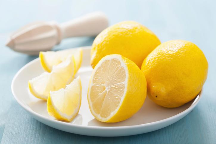 <p>Лимон срещу хрема. Високото съдържание на витамин С пропъжда всички микроби. Чаша топла вода със сока от половин лимон и лъжичка мед на гладно е ултимативният имуностимулатор, опитайте!</p>