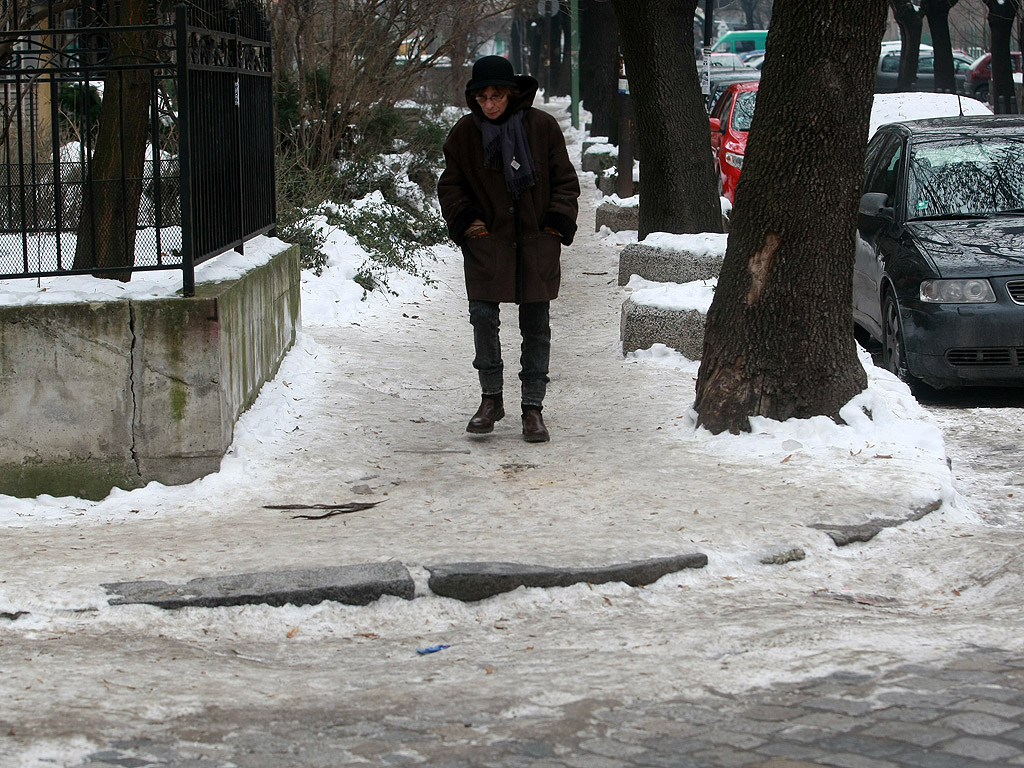 Все още на много места в столицата тротоарите са в лед, въпреки че последните дни сняг не е валял. Почистването на част от тротоарите е задължение на почистващите фирми. Пространствата около блокове, кооперации и търговски обекти трябва да се почистят от живеещите и работещите там.