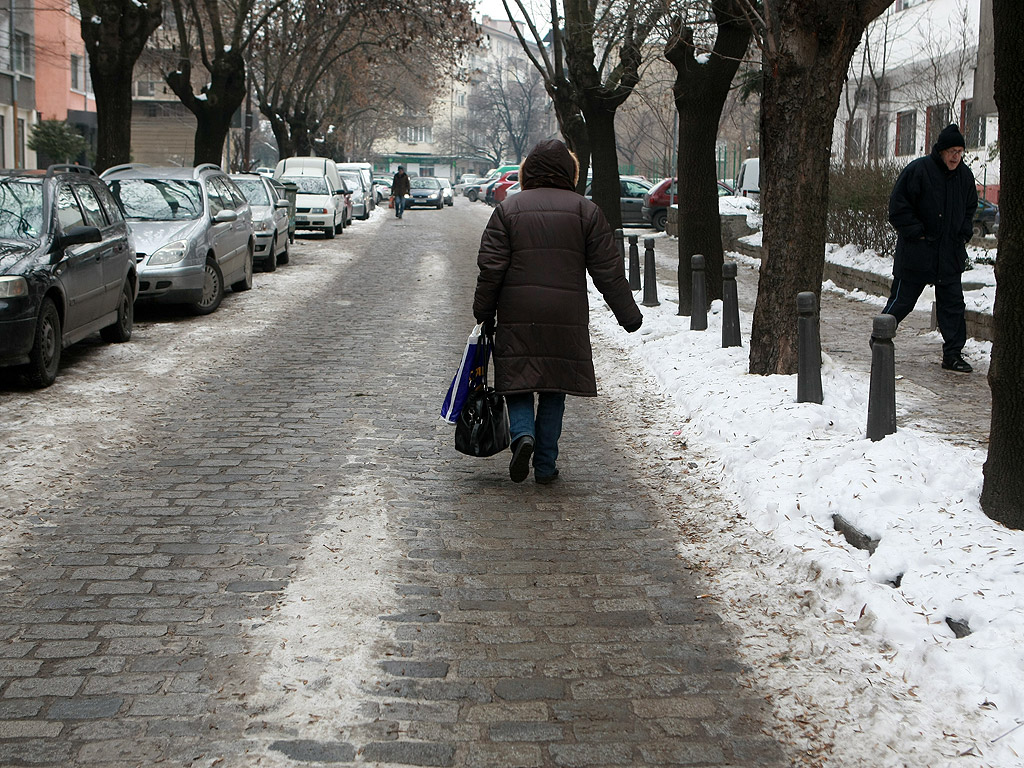 Все още на много места в столицата тротоарите са в лед, въпреки че последните дни сняг не е валял. Почистването на част от тротоарите е задължение на почистващите фирми. Пространствата около блокове, кооперации и търговски обекти трябва да се почистят от живеещите и работещите там.