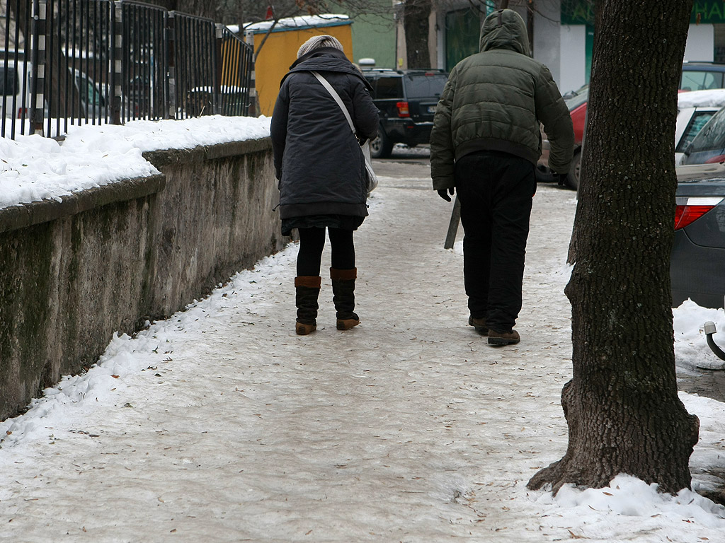 Все още на много места в столицата тротоарите са в лед, въпреки че последните дни сняг не е валял. Почистването на част от тротоарите е задължение на почистващите фирми. Пространствата около блокове, кооперации и търговски обекти трябва да се почистят от живеещите и работещите там.