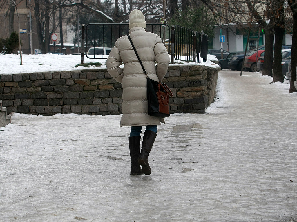 Все още на много места в столицата тротоарите са в лед, въпреки че последните дни сняг не е валял. Почистването на част от тротоарите е задължение на почистващите фирми. Пространствата около блокове, кооперации и търговски обекти трябва да се почистят от живеещите и работещите там.