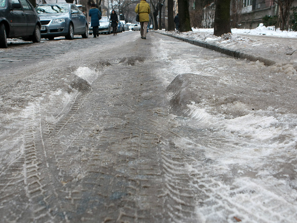 Все още на много места в столицата тротоарите са в лед, въпреки че последните дни сняг не е валял. Почистването на част от тротоарите е задължение на почистващите фирми. Пространствата около блокове, кооперации и търговски обекти трябва да се почистят от живеещите и работещите там.