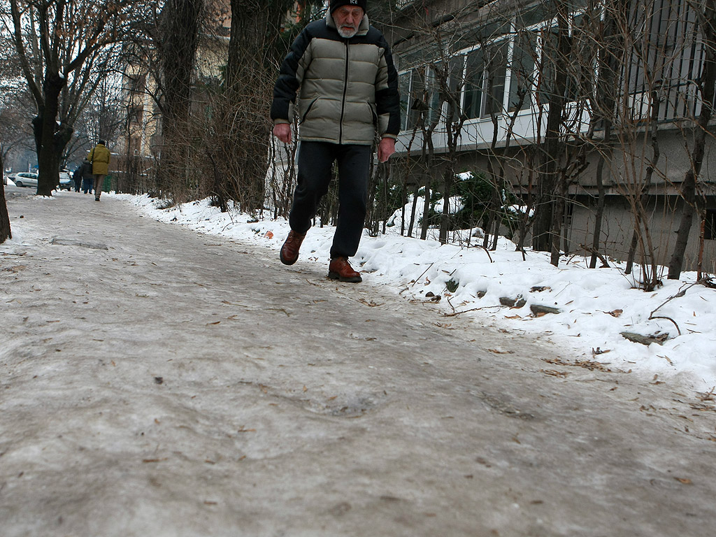 Все още на много места в столицата тротоарите са в лед, въпреки че последните дни сняг не е валял. Почистването на част от тротоарите е задължение на почистващите фирми. Пространствата около блокове, кооперации и търговски обекти трябва да се почистят от живеещите и работещите там.