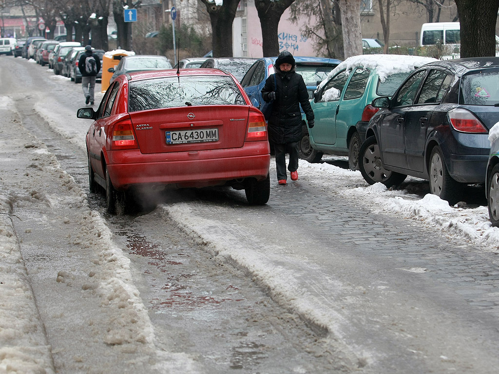 Все още на много места в столицата тротоарите са в лед, въпреки че последните дни сняг не е валял. Почистването на част от тротоарите е задължение на почистващите фирми. Пространствата около блокове, кооперации и търговски обекти трябва да се почистят от живеещите и работещите там.