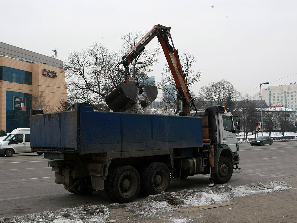 Все още на много места в столицата тротоарите са в лед, въпреки че последните дни сняг не е валял. Почистването на част от тротоарите е задължение на почистващите фирми. Пространствата около блокове, кооперации и търговски обекти трябва да се почистят от живеещите и работещите там.