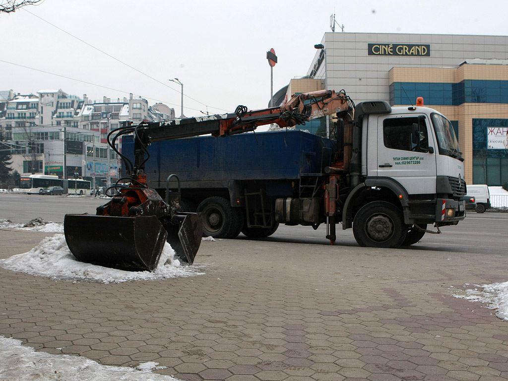 Все още на много места в столицата тротоарите са в лед, въпреки че последните дни сняг не е валял. Почистването на част от тротоарите е задължение на почистващите фирми. Пространствата около блокове, кооперации и търговски обекти трябва да се почистят от живеещите и работещите там.