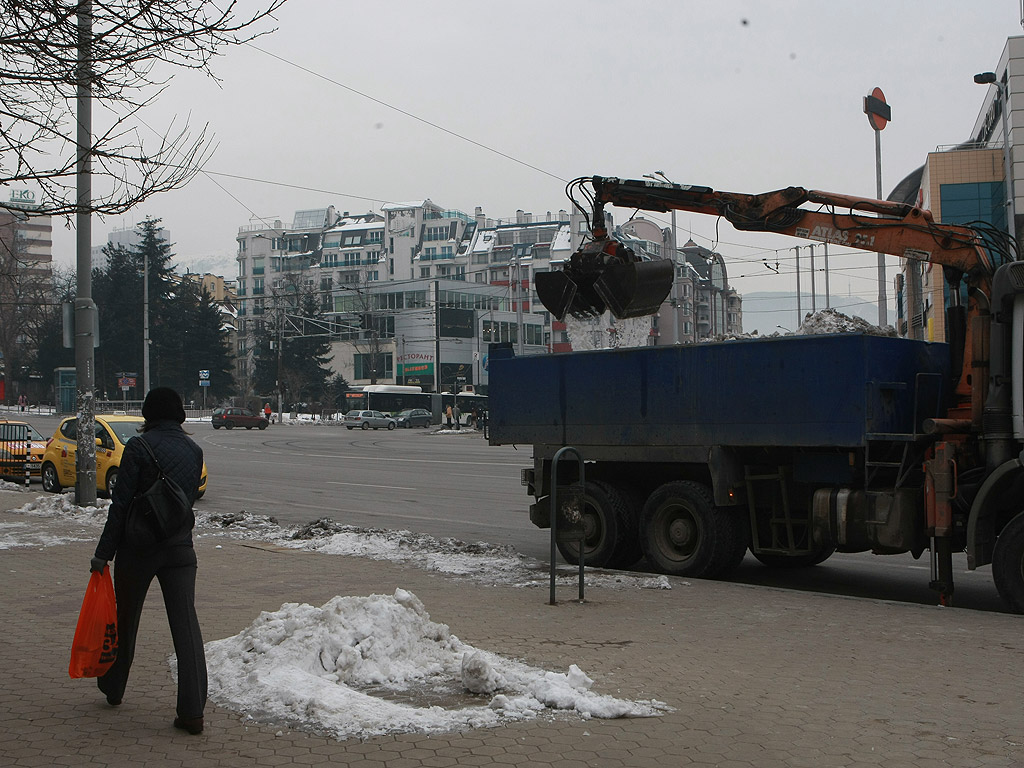 Все още на много места в столицата тротоарите са в лед, въпреки че последните дни сняг не е валял. Почистването на част от тротоарите е задължение на почистващите фирми. Пространствата около блокове, кооперации и търговски обекти трябва да се почистят от живеещите и работещите там.