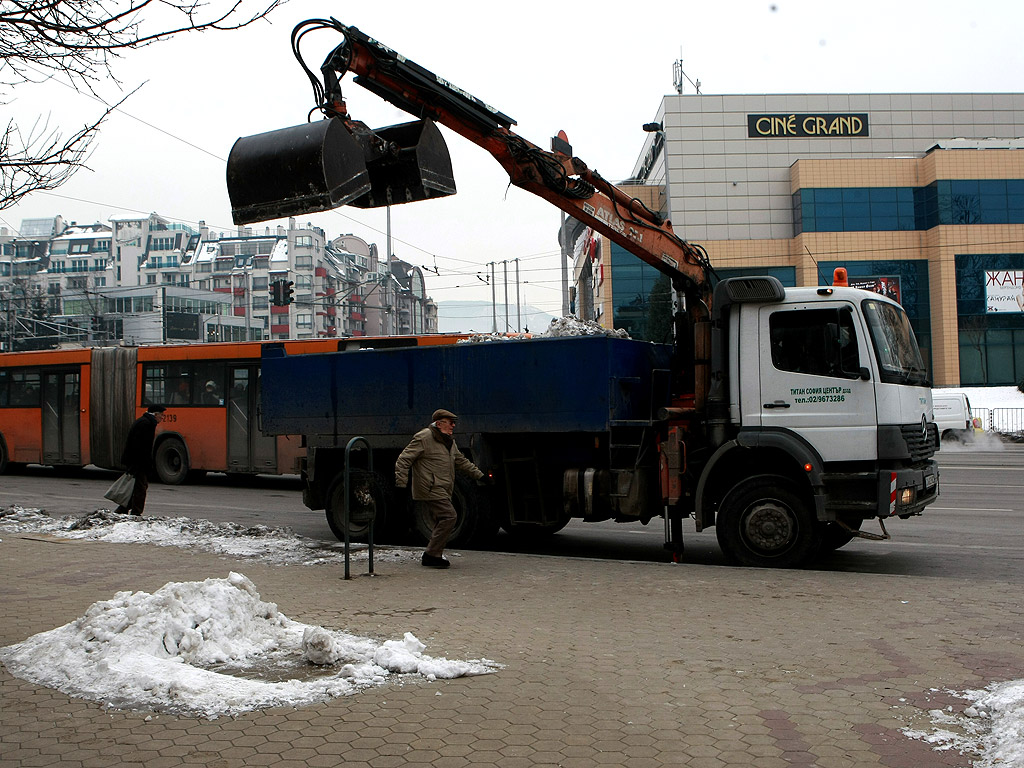 Все още на много места в столицата тротоарите са в лед, въпреки че последните дни сняг не е валял. Почистването на част от тротоарите е задължение на почистващите фирми. Пространствата около блокове, кооперации и търговски обекти трябва да се почистят от живеещите и работещите там.